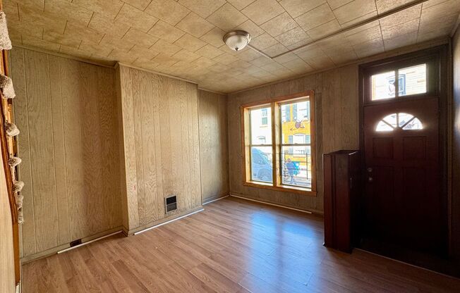 Charming 2 Bedroom/1 Bathroom Townhome in Ellwood Park–Monument neighborhood!