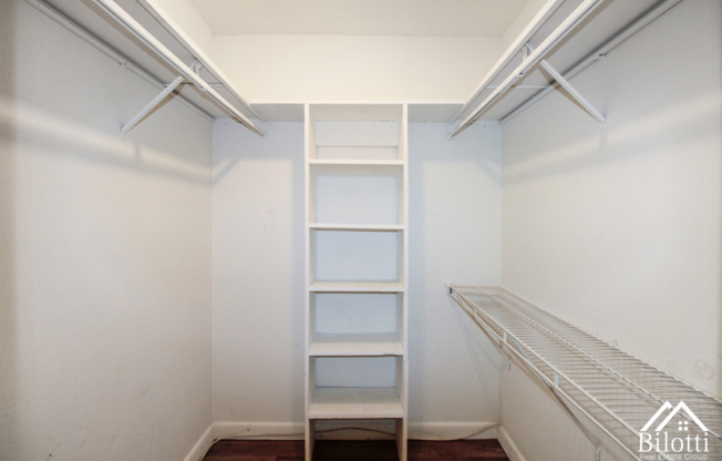 2 beds, 1 bath, 909 sqft, $1,750, Unit 117