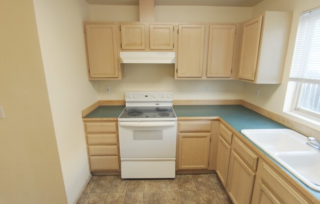 3 beds, 1 bath, 960 sqft, $1,600, Unit B