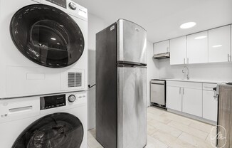 313 W 29 ST