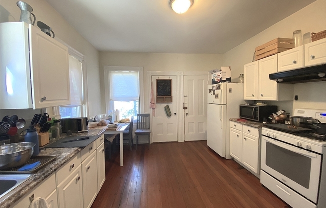 2 beds, 1 bath, $2,400, Unit 2