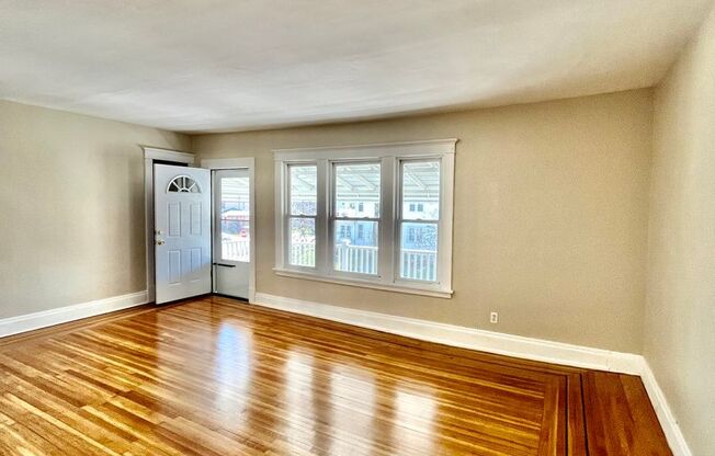 3 beds, 1 bath, $1,800, Unit 2