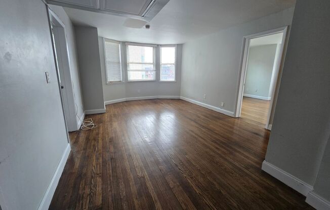 Bright 2 bed 1 bath in the heart of Rittenhouse