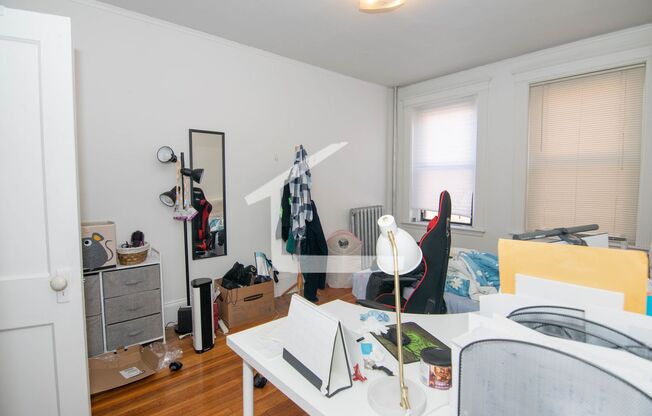 3 beds, 1 bath, $3,400, Unit 17