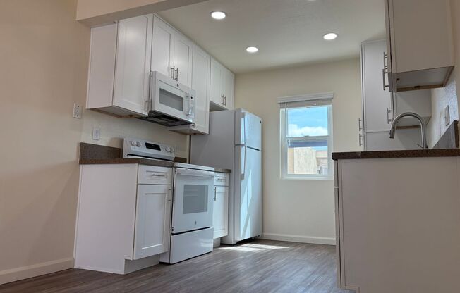 *OPEN HOUSE: 11/9 1:45-2:45PM* 2BR in Pacific Beach with Garage!