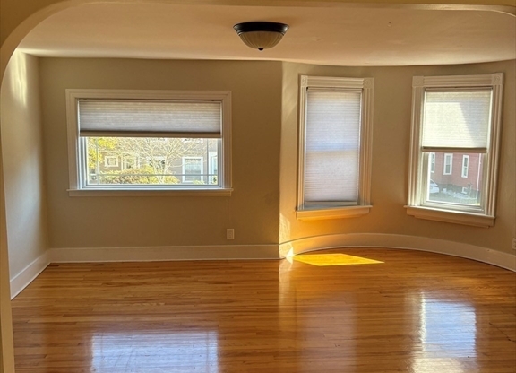 3 beds, 1 bath, $2,200, Unit 2