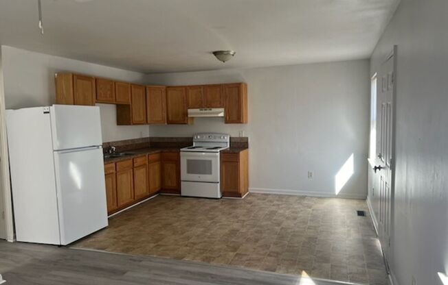 3 beds, 1 bath, $1,300, Unit 1