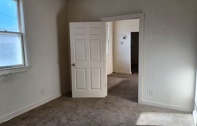 2 beds, 1 bath, $895, Unit Lower Rear