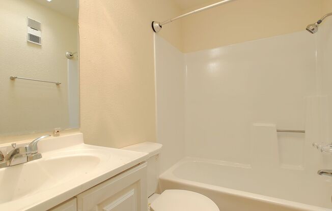 2 beds, 1 bath, 790 sqft, $915, Unit H202