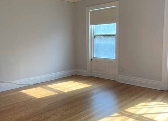 Studio, 1 bath, 400 sqft, $2,200, Unit 4