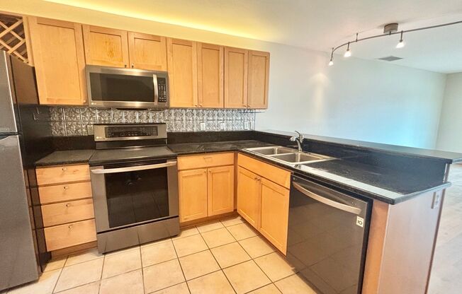Spacious 2BR/2BA Condo – 1,086 SF + Parking + River Views | NW Portland