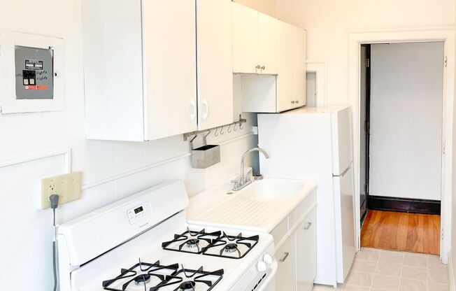 Studio, 1 bath, 400 sqft, $945, Unit 26(R)