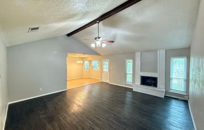 Large lot With Mature Trees and a Spacious Floorplan