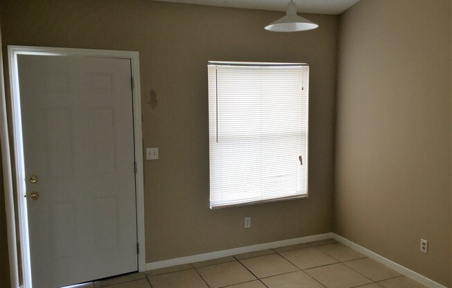 Available NOW! Adorable 2/2 located off of Curry Ford Rd @ Dockside at Ventura Condos w/ awesome pond view!