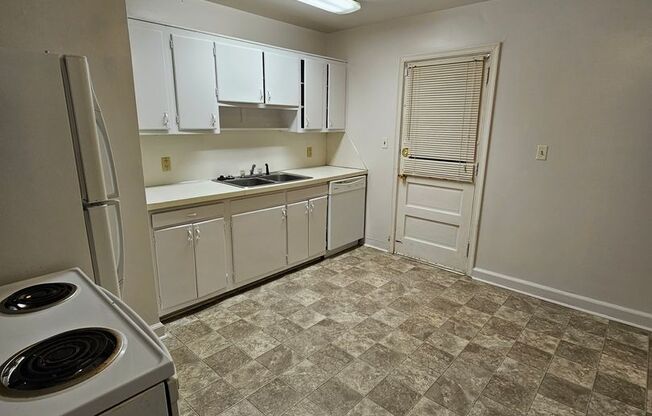 3 beds, 1 bath, $1,095