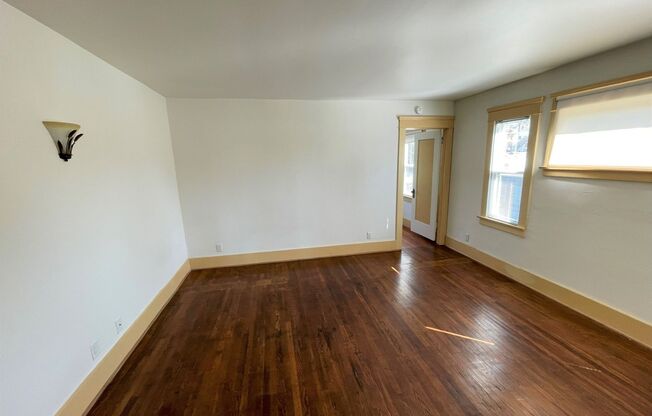 2 beds, 1 bath, $2,650, Unit 1058 E. Main St.