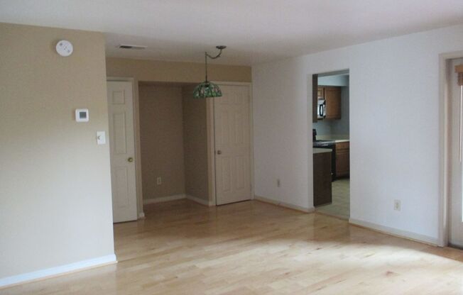 Bright and Cozy Two Bedroom Condo, One Block From Braddock Road Metro