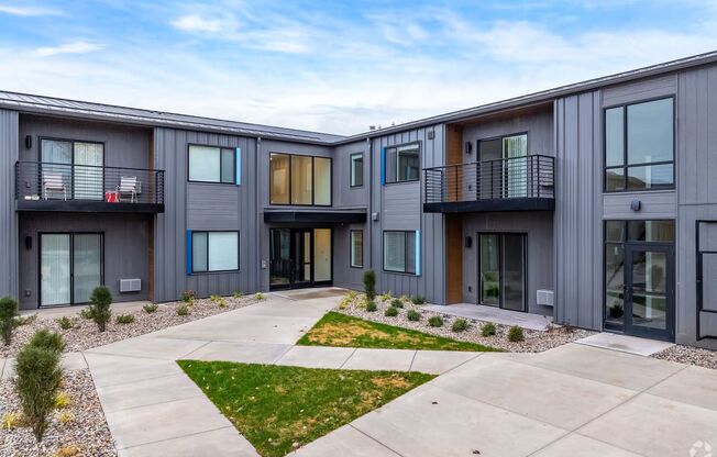 2 beds, 2 baths, 1,021 sqft, $1,550, Unit 208-450