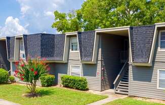 Property Exterior at Auburn Glen Apartments, Jacksonville, Florida