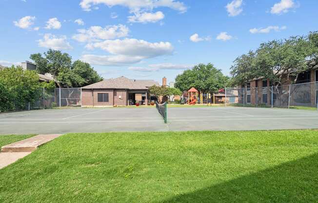 a tennis court at the whispering winds apartments in pearland, tx