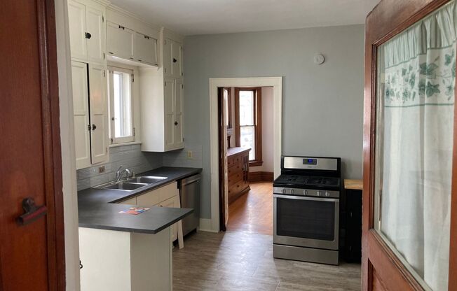 2 beds, 1 bath, $1,630