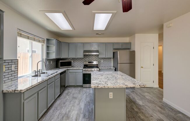 2573 E Skyview