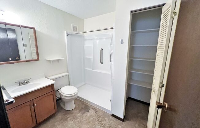 2 beds, 1 bath, 700 sqft, $600