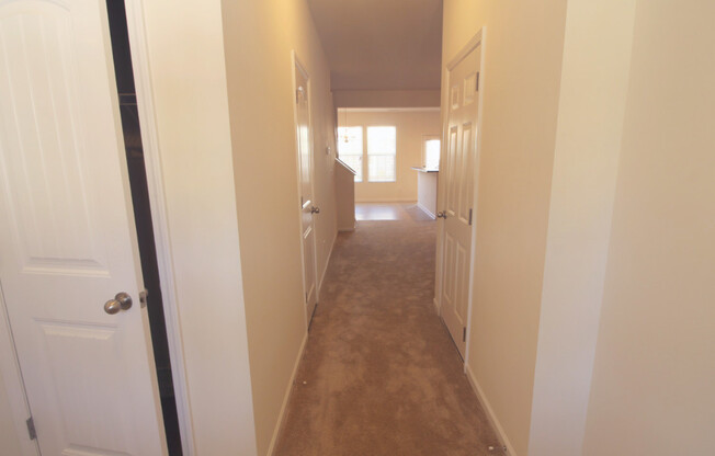 Beautiful and Bright 3 bedroom 2.5 bath Townhouse in Brightleaf with a Garage!!