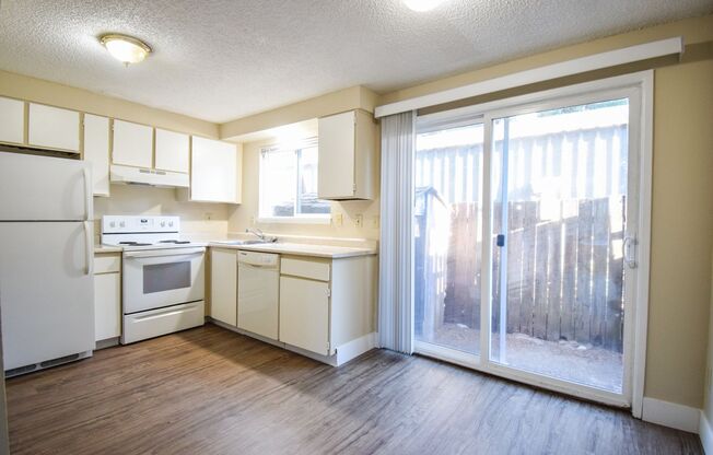 Spacious 2 BR Townhome in SW Portland! W/S/G is Included