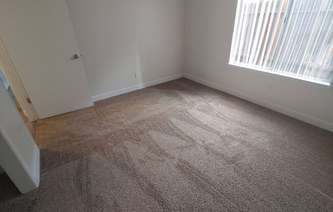 3 beds, 2 baths, 1,239 sqft, $1,960, Unit 1690-222