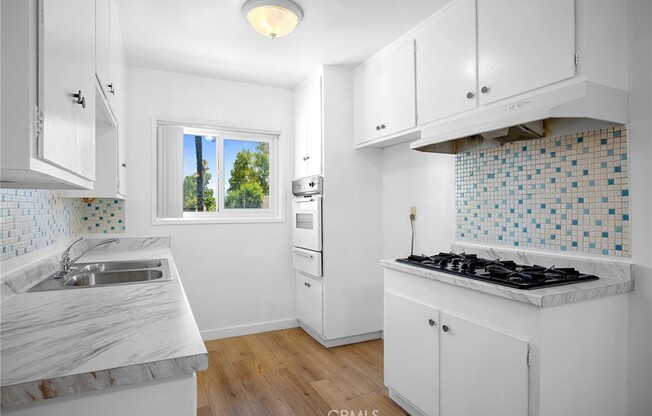 2 beds, 1 bath, 800 sqft, $1,900, Unit 7