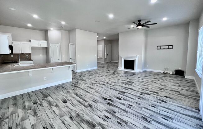 $2,895 Fowler & Church, Spacious 3 Bedroom Home with 3 Car Garage - Shirley Ave, Fresno