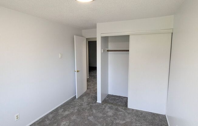 2 beds, 1 bath, 889 sqft, $1,295, Unit 34