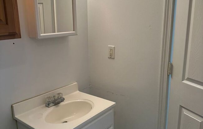 Studio, 1 bath, 500 sqft, $895, Unit B