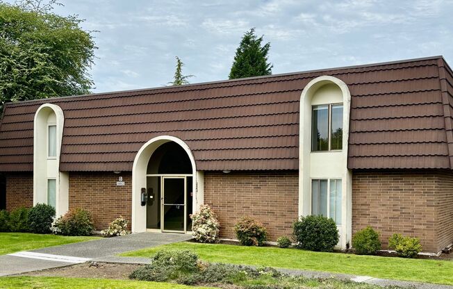 1 Bed / 1 Bath Houghton condo in Kirkland $1,795/month