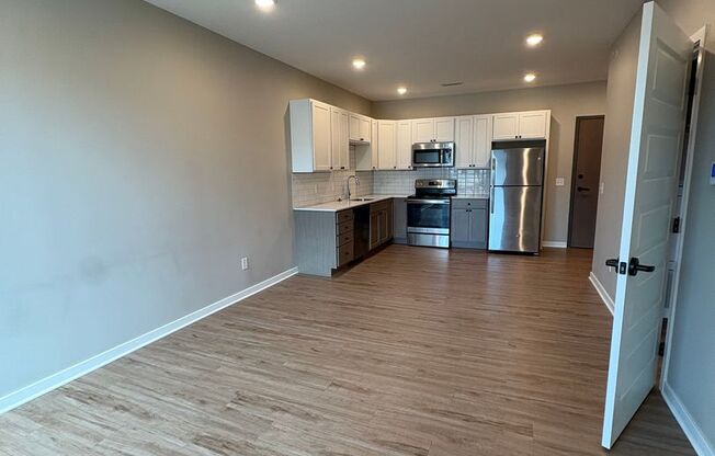1 bed, 1 bath, 667 sqft, $1,299, Unit 427