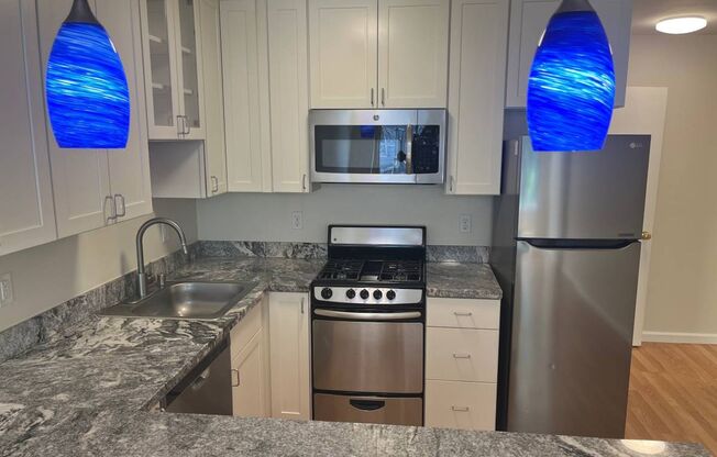 Updated Large Bedroom in the Haight**Laundry**Open Sat/Sun July 5/6 12-1 PM**