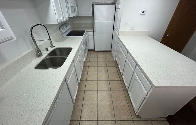 1 BEDROOM / 1 BATH GATE COMMUNITY/ LOCATED NEAR THE STRIP