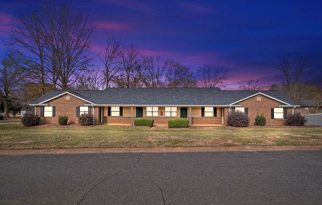 1 bed, 1 bath, 624 sqft, $975, Unit 912-912C Foxcroft
