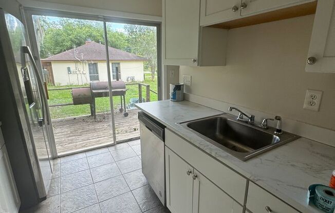 Charming 2BR/1BA Duplex with Large Yard – Affordable Comfort in a Quiet Neighborhood