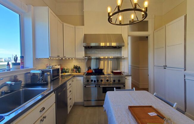 Noe Valley Beautifully Updated Top Floor Two Bedroom w. Chef's Kitchen and Laundry