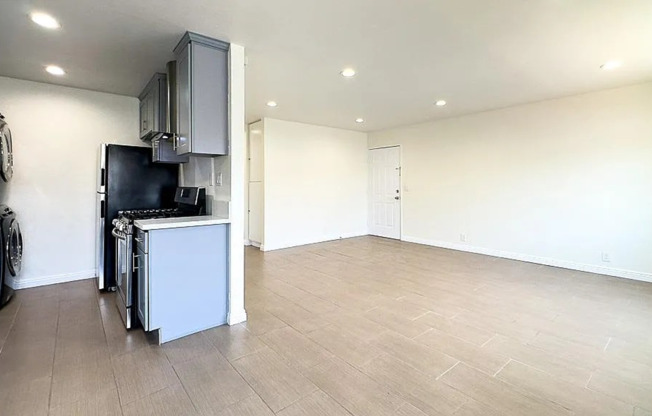 2 beds, 1 bath, $2,450, Unit 4