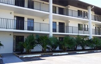 BEAUTIFUL 2BR/2B, TURNKEY FURNITURED, GROUND FLOOR CONDO LOCATED IN THE HEART OF SARASOTA!