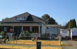 Cute 2 Bed 1 Bath Duplex in Puyallup