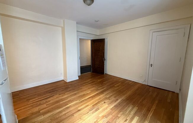 Studio, 1 bath, 294 sqft, $1,225, Unit New King Edward 710