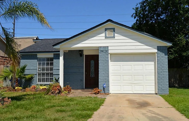 Welcome to this charming 2-bedroom, 1-bathroom home conveniently located near Hwy 290 and Hwy 6!