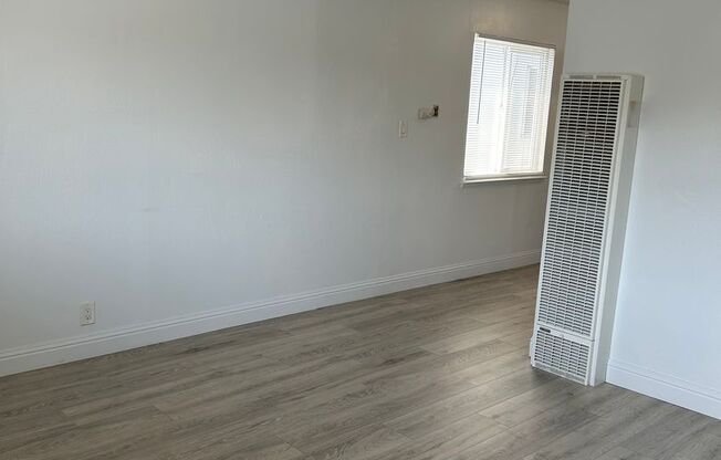 Spacious Upstairs Two Bedroom Apartment in Oakland