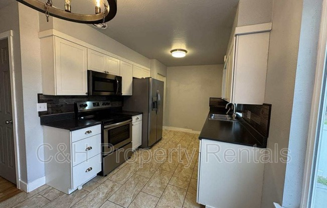 1121 19 ST W