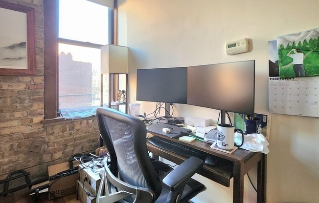 1050 W Dickens Avenue