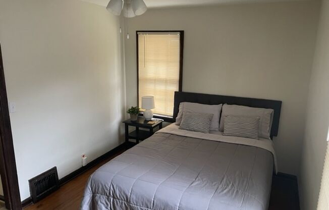 1 bed, 1 bath, $1,195, Unit 1312 W. Jackson St.